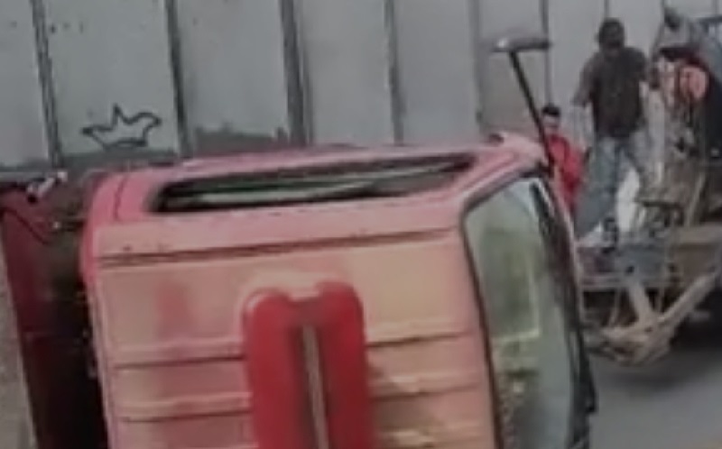 Truk Damkar Terguling di Underpass Pasar Minggu Jaksel, Lalu Lintas Tersendat