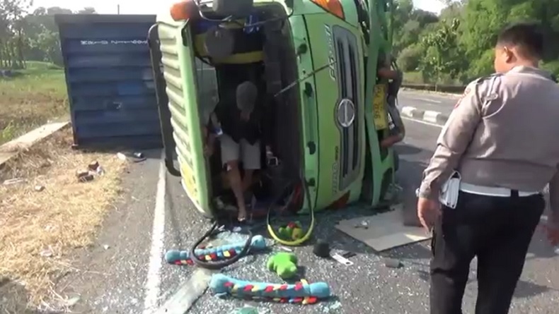 Terkejut Diadang 3 Orang di Jalan Raya Mojoagung, Sopir Banting Setir hingga Truk Terguling
