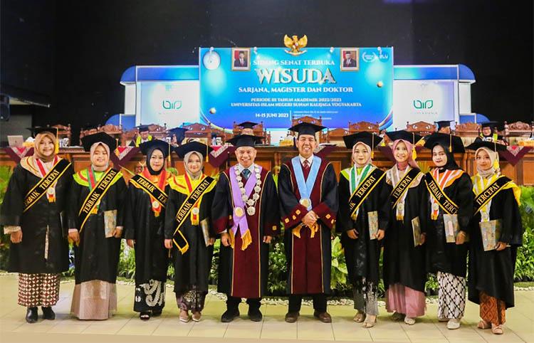 Wisuda 1.267 Mahasiswa, Wakil Rektor UIN Jogja: Teruslah Belajar dan Berjuang