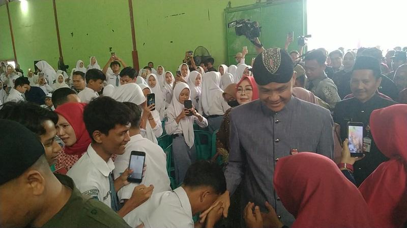 Ganjar Mengajar di SMAN 1 Kradenan Grobogan, Disambut Teriakan Histeris Ratusan Pelajar 