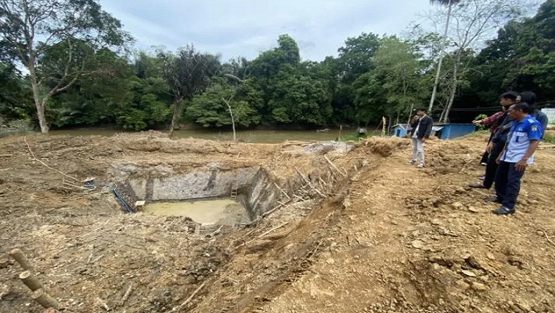 Longsor di Lokasi Proyek Pembuatan Sumur Intake PDAM Balangan, Sejumlah Bangunan Rusak
