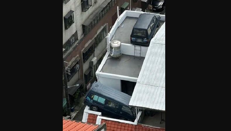 Wah, Pria Ini Nekat Parkirkan 2 Mobil di Atap Apartemen karena Terus Kena Denda