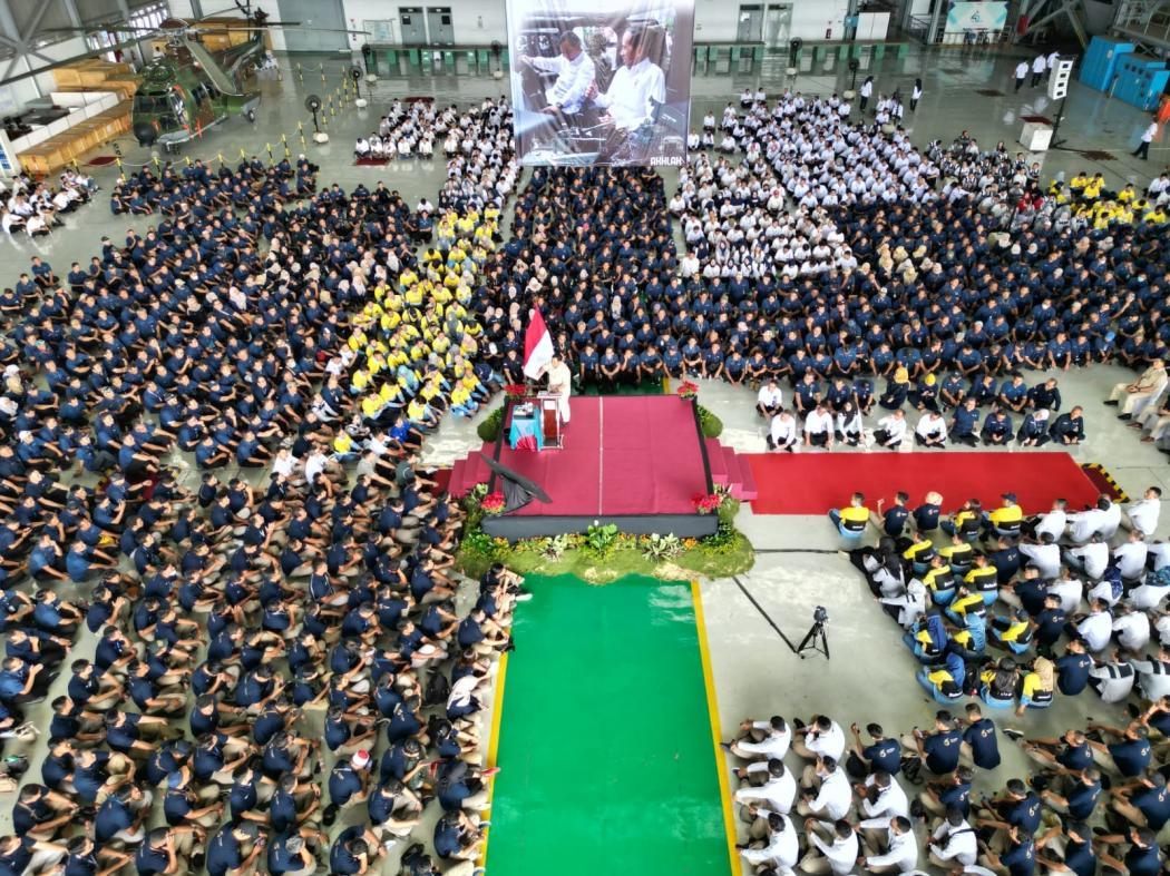 Dikelilingi 8.000 Pekerja Industri Pertahanan saat Pidato, Menhan Prabowo: Saya Minta Maaf karena Membelakangi