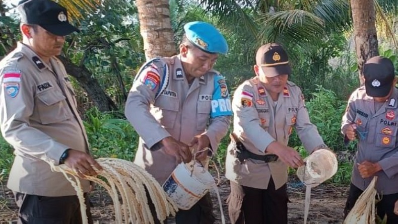 Razia di Distrik Naukenjerai, Petugas Sita Puluhan Liter Miras Jenis Sageru