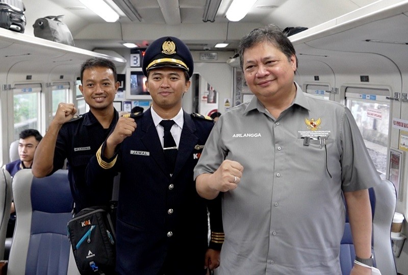  Naik Kereta ke Cirebon, Menko Airlangga Pantau Langsung Aktivitas Ekonomi Masyarakat Pascapandemi 