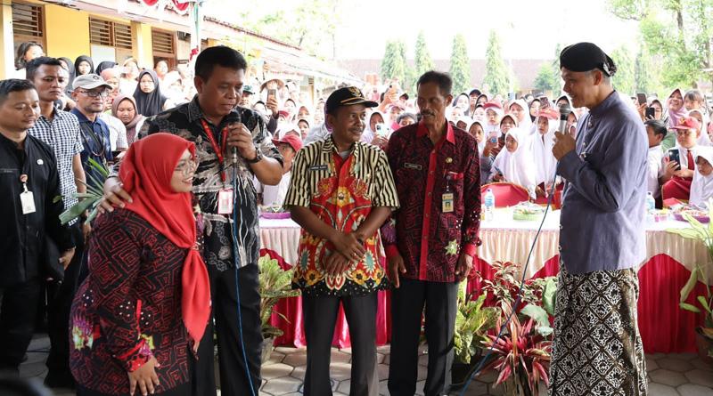  Ganjar Beri Hadiah Motor Guru Honorer di Grobogan yang Pinjamkan Rumah untuk Ruang Kelas 