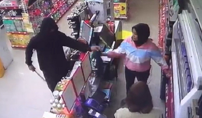 Perampokan Minimarket Terekam CCTV, Kasir Ditodong Parang Serahkan Uang Rp138.000