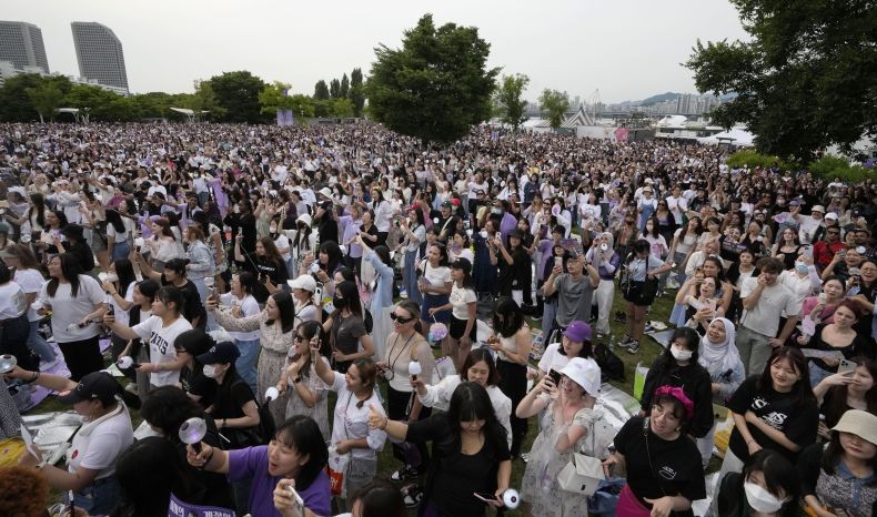 HUT Ke-10 BTS, Ratusan Ribu Army dari Seluruh Dunia Banjiri Han River Park Seoul