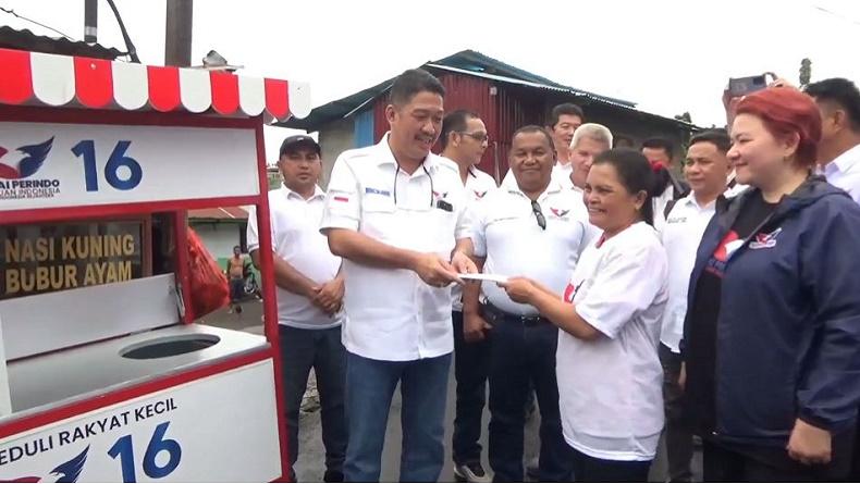 Partai Perindo Bagikan Gerobak Gratis dan Modal Usaha ke Pelaku UMKM di Bitung