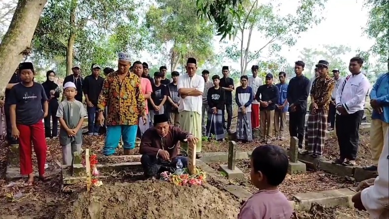 Pelajar SMK Korban Tawuran di Subang Dimakamkan, Isak Tangis Keluarga Pecah