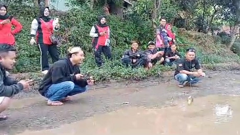 Protes Jalan Rusak, Warga Mekarmukti Garut Mancing Ikan di Kubangan