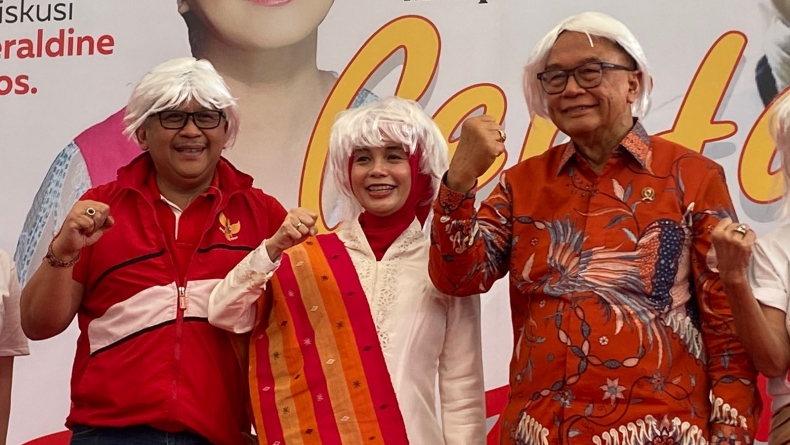 Momen Hasto dan Istri Ganjar Pranowo Kompak Pakai Rambut Putih Palsu