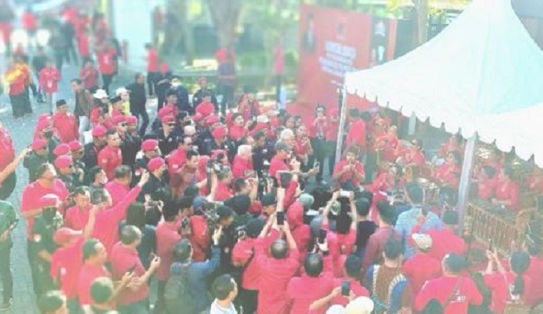Tiba di Kantor DPD PDIP NTB, Ganjar Disambut Ribuan Pendukung Berebut Foto