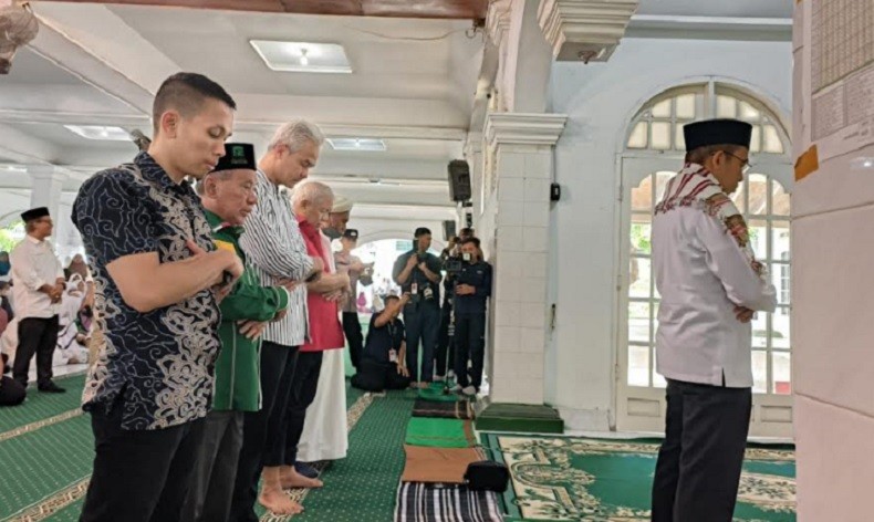 Ganjar Pranowo dan TGB Salat Zuhur Berjemaah Usai Ziarah Makam Pahlawan Nasional