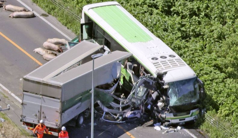 Truk Tabrak Bus Antarkota di Jepang, 5 Orang Tewas