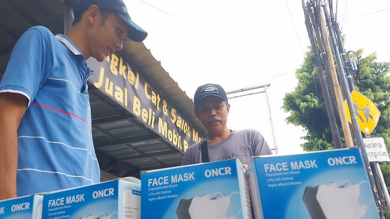 Aturan Pakai Masker Dicabut, Penjual Sebut Omzet Turun hingga 90 Persen