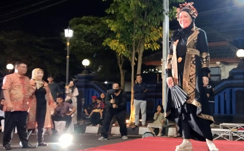  Putri Sulung Tjahjo Kumolo Tampil Elegan di Bung Karno Fashion Street Salatiga