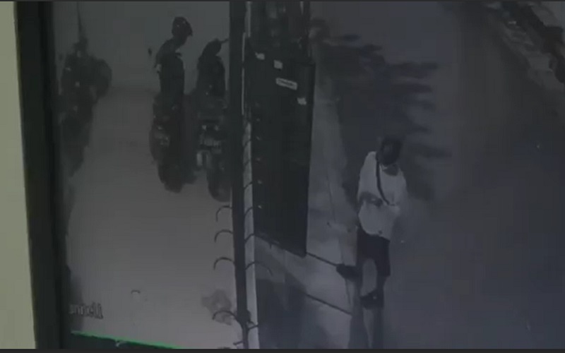 Aksi Curanmor di Kosan Pulogadung Terekam CCTV, Pelaku Terlihat Tenang