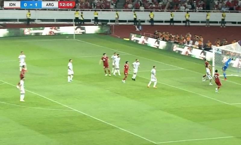 Pratama Arhan Pamer Lemparan Roket, Emi Martinez Dibikin Jatuh Bangun