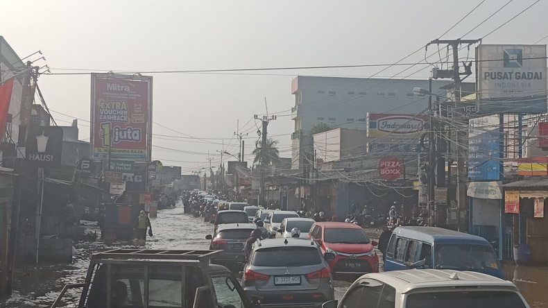 Jalan Sawangan-Mampang Depok Banjir Pagi Ini, Lalu Lintas Macet