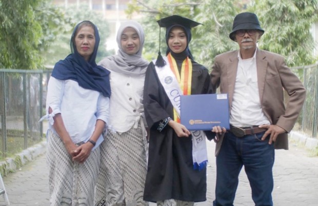 Keren, Gadis Asal Bantul Ini Lulus Cumlaude dari Prodi Teknik Otomotif UNY