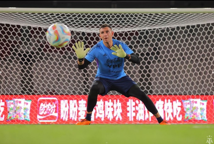 Emi Martinez Kembali Injak Rumput Stadion GBK Setelah 10 Tahun, Siap Dibobol Pemain Indonesia?