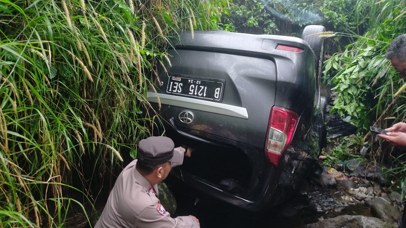 Mobil Taksi Online Terguling ke Parit di Bogor, Pengemudi Ngaku Mengantuk