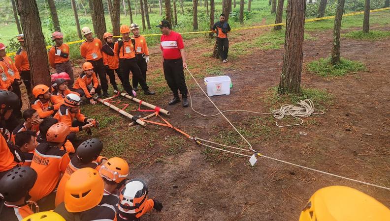  Puluhan Personel SAR Digembleng Penanganan Keadaan Darurat di Lereng Gunung Slamet
