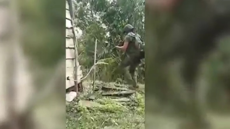 Mengendap-endap, Personel Satgas Ops Damai Cartenz Kepung Persembunyian KKB di Perbukitan