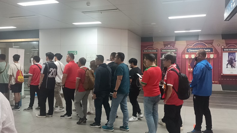 Jelang Indonesia vs Argentina di GBK, Suporter Padati Stasiun MRT Senayan
