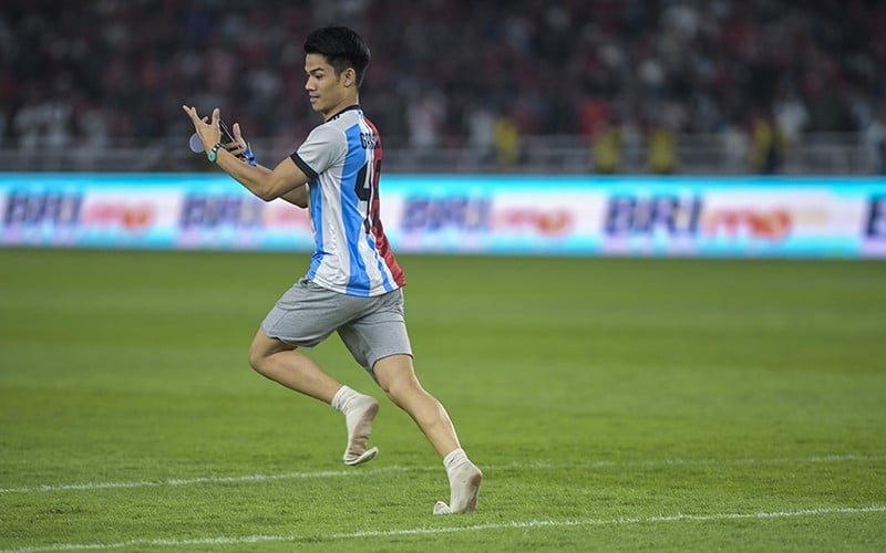 Suporter Nekat Masuk Lapangan saat Indonesia Vs Argentina, Ternyata Ini Tujuan Utamanya