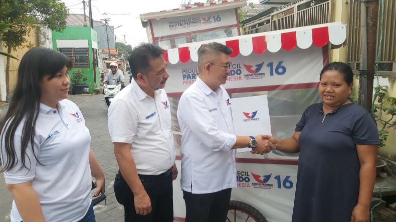 Bacaleg DPRD Surabaya Michael Janji Dampingi UMKM Penerima Gerobak Perindo 