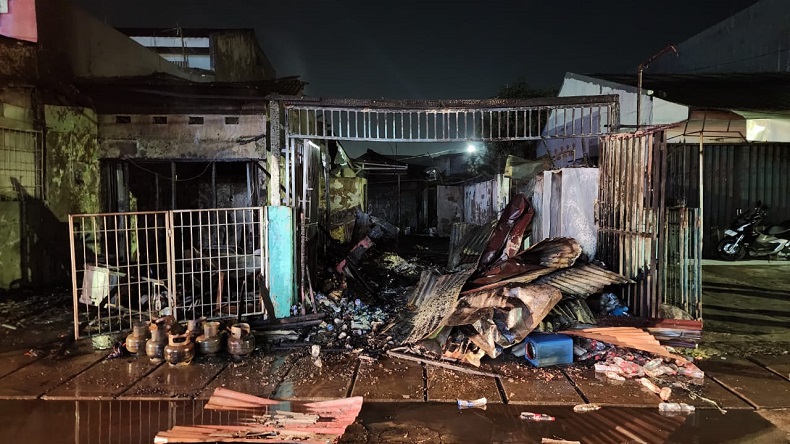 Kebakaran Landa 2 Warung di Klender Jaktim, Api Muncul dari Tempat Bensin Eceran