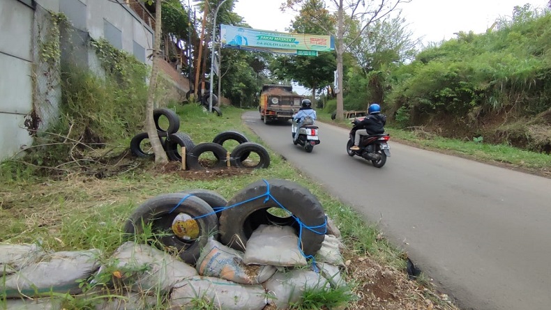 Kecelakaan di Lembang KBB Hari Ini, Diduga Rem Blong Pelajar Tabrakkan Motor ke Ban Bekas