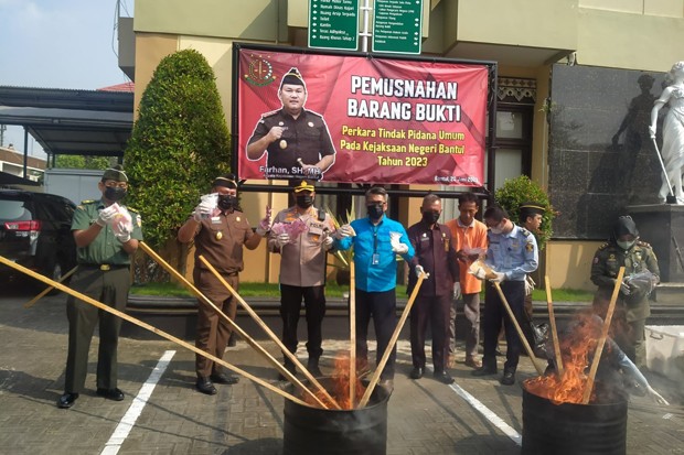 Kejari Bantul Musnahkan Barang Bukti 112 Perkara Tindak Pidana