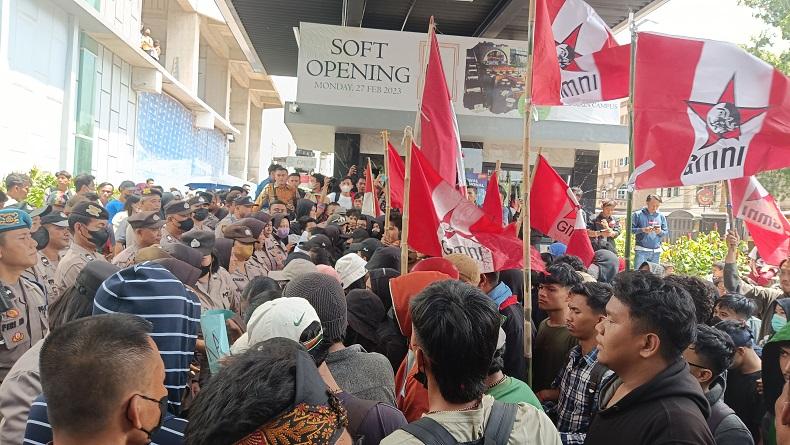 Protes Parkir Berbayar, Ratusan Mahasiswa Geruduk Kampus Unpri Medan 