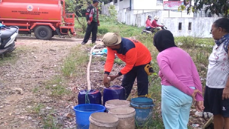 Karawang Dilanda Kekeringan, BPBD Harus Suplai Air Bersih hingga Tengah Malam