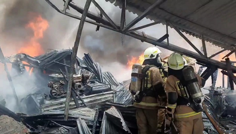  Bengkel Ban di Jatinegara Hangus Terbakar, Diduga akibat Bocah Bermain Korek Api