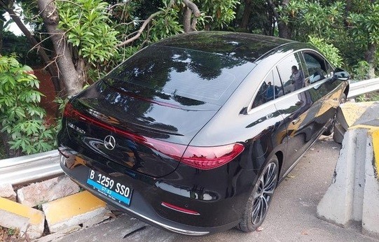 Mercy EQE Nabrak Pembatas Jalan di Tol JORR, Ini Tanggapan Mercedes-Benz Indonesia