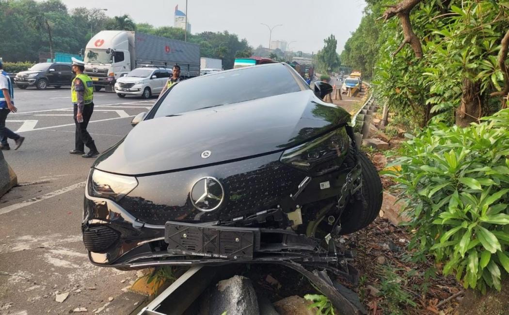 Mobil Listrik Mercy Rp2 Miliaran Punya Tenaga Instan, Nyangkut di Pagar Tol JORR