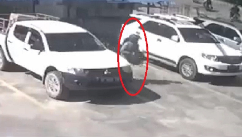 Terekam CCTV, Pria di Sintang Curi Tas Isi Rp50 Juta dalam Mobil