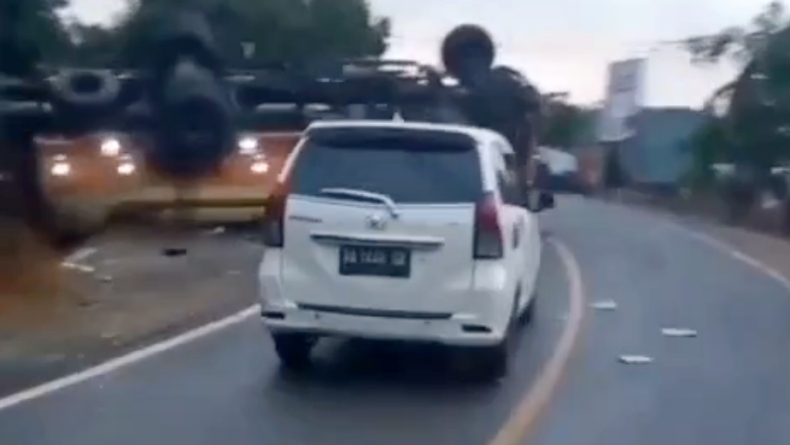 Diduga Gagal Nanjak, Truk Tangki Pengangkut CPO Terbalik di Pesisir Selatan