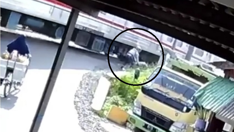 Viral Detik-detik Pemotor Nyaris Tersambar Kereta di Kalideres, Ini Kata KAI
