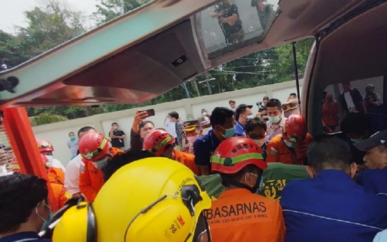 Momen Jenazah Fajri Pria Obesitas 300 Kg Dievakuasi Petugas Basarnas hingga Polri