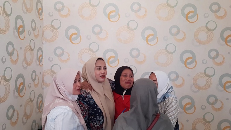 Puluhan Emak-emak Geruduk PN Karawang, Tangis Histeris Pecah di Sel Tahanan