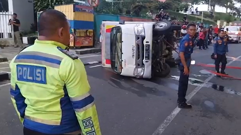 Rem Blong, Mobil Boks di Bukittinggi Tabrak Motor hingga Terbalik