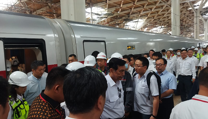 Jajal Kereta Cepat Jakarta Bandung, Luhut: Kita Bisa Rapat di Dalam Tanpa Suara Keras