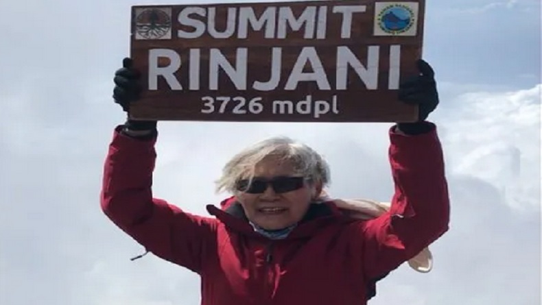 Nenek 71 Tahun Daki Puncak Gunung Rinjani, Latihan 2 Bulan Bawa Barbel Naik Turun Tangga