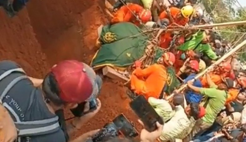 Momen Pemakaman Fajri Pria Obesitas 300 Kg, 8 Petugas Damkar Dikerahkan