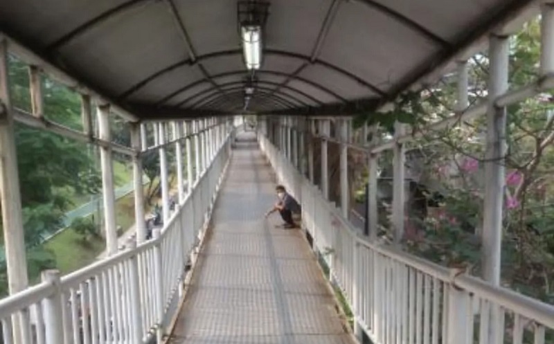 Satpol PP Cari Pria yang BAB Sembarangan di JPO Semanggi Jakpus